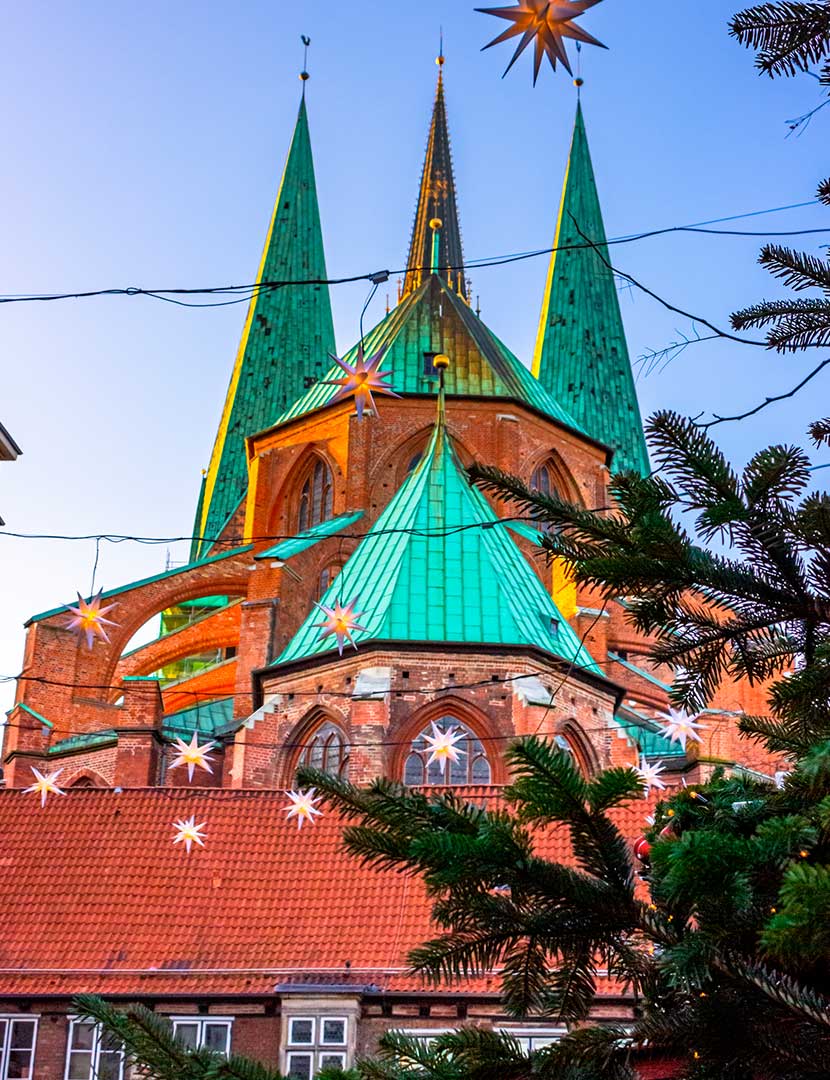 LübeckEt av de eldste og mest populære julemarkedene finner du på rådhusplassen i Lübeck.
Julemarked: 27/11-30/12