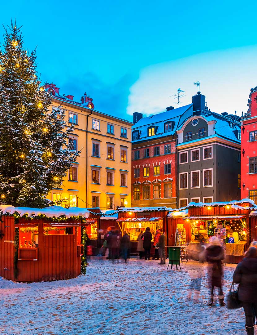 Stemningsfulle StockholmKlassisk juletredans og gammaldags julefeiring på Skansen och tradisjonell julmarked i Gamla Stan.  
Julemarked på Skansen: fredager-søndager 8/12-10/12